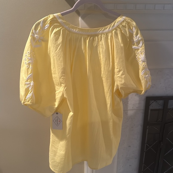 NWT Women’s St. Johns Bay Blouse. Yellow and white in XL - Picture 3 of 5